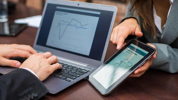 Mãos com laptop e tablet móvel — Fotografia de Stock