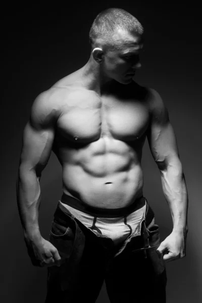 Muscolo uomo in posa in studio — Foto Stock