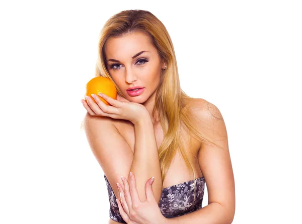 Mulher saudável mantém laranja — Fotografia de Stock