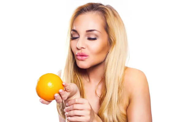 Mulher segura laranja — Fotografia de Stock