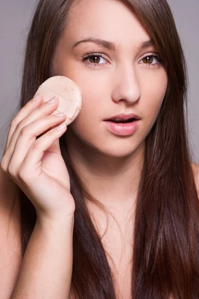 Mujer ajusta su maquillaje —  Fotos de Stock