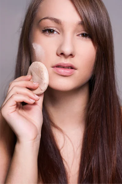 Mujer ajusta su maquillaje —  Fotos de Stock