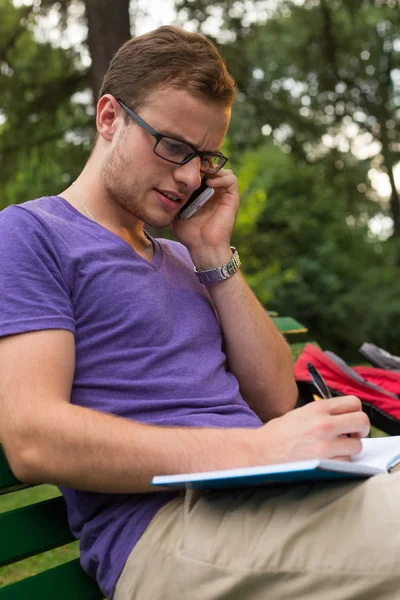 ESTUDIANTE CON TELÉFONO — Foto de Stock