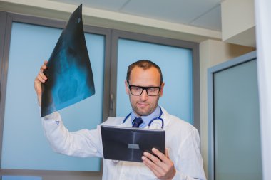 Doktor tablet ve x-ışını resim ile