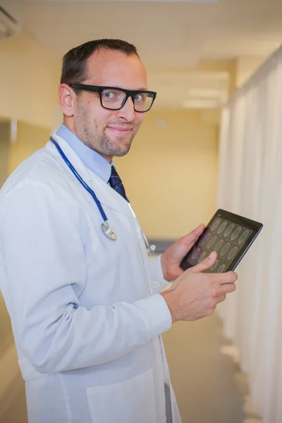 Doctor with tablet — Stock Photo, Image