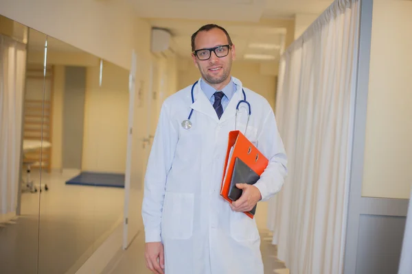 Doctor with documents — Stock Photo, Image