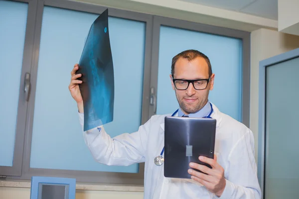 Doctor with tablet and x-ray picture — Stock Photo, Image