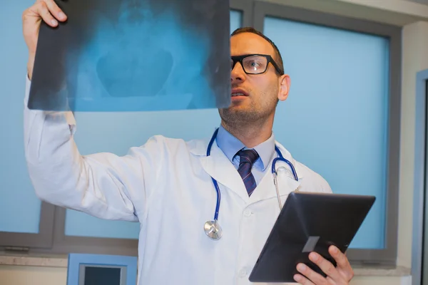 Doctor with tablet and x-ray picture — Stock Photo, Image