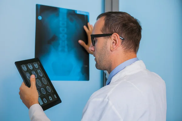 Arts met Tablet PC- en x-ray foto — Stockfoto