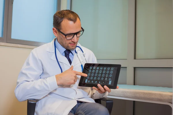 Läkaren använder en Tablet PC — Stockfoto