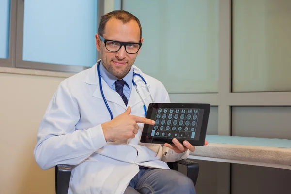 Läkaren använder en Tablet PC — Stockfoto