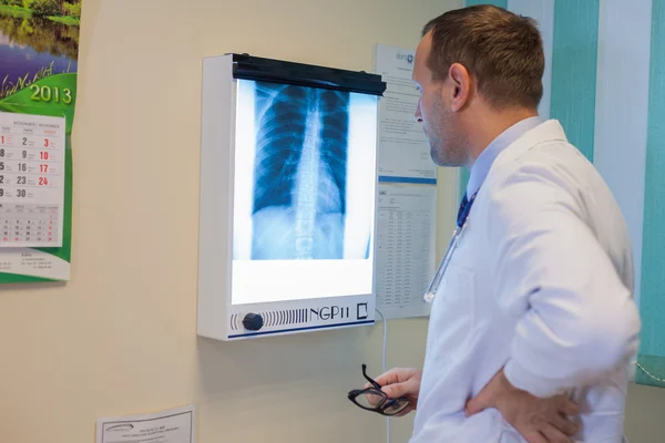 Lekarz, patrząc na zdjęcie rentgenowskie — Zdjęcie stockowe