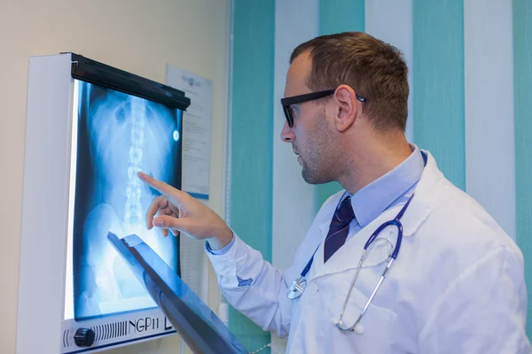 Läkaren tittar på röntgen bild — Stock fotografie