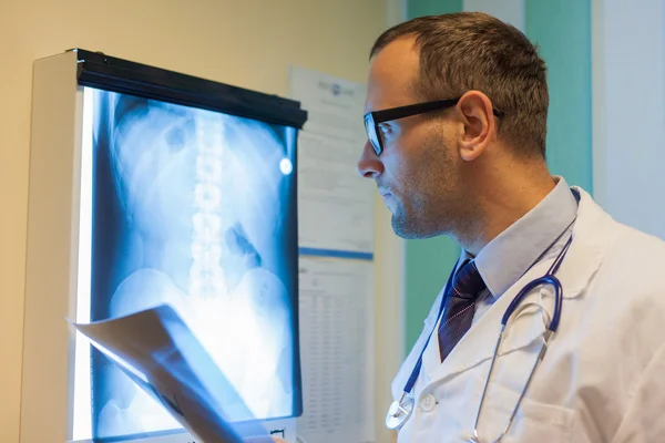 Doctor mirando la imagen de rayos X —  Fotos de Stock