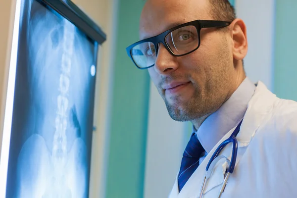 Dokter kijkt naar camera — Stockfoto