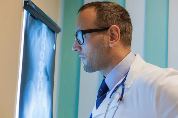 Médico olhando para a imagem de raio-x — Fotografia de Stock