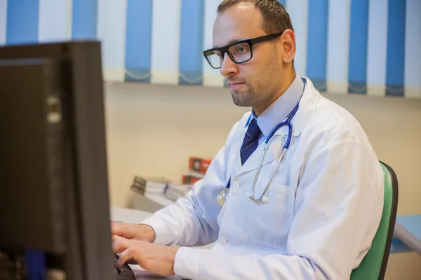 Doctor working with computer — Stock Photo, Image