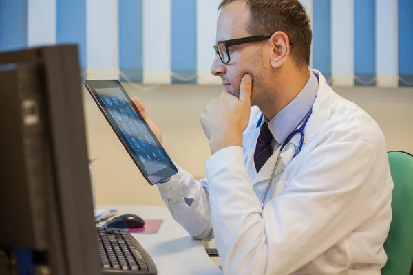 Dokter met tablet — Stockfoto