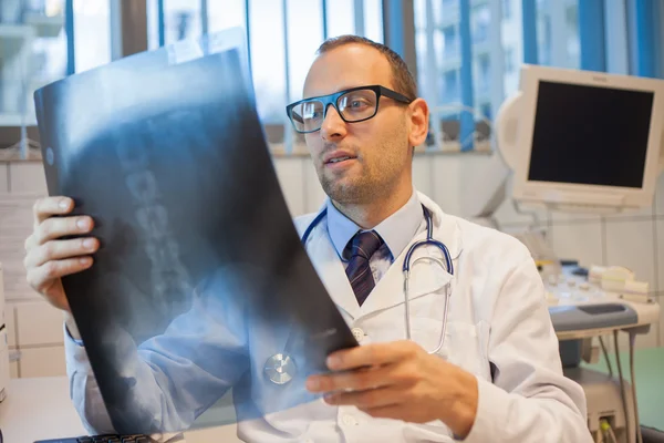 Arzt schaut sich Röntgenbild an — Stockfoto