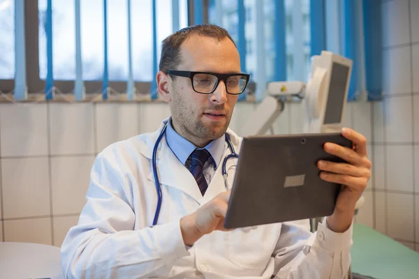 Doctor with tablet — Stock Photo, Image