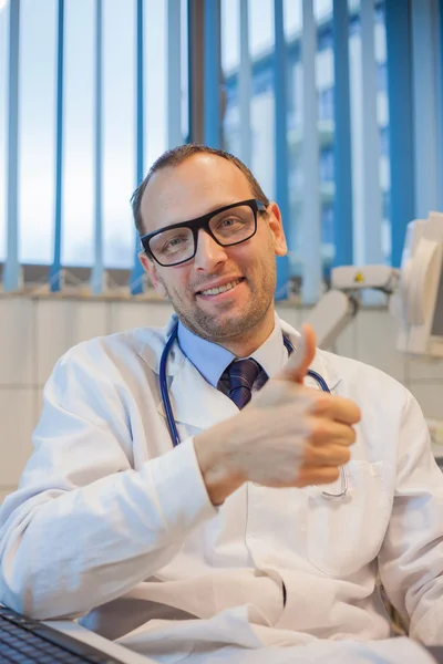 Doctor showing thumb up — Stock Photo, Image