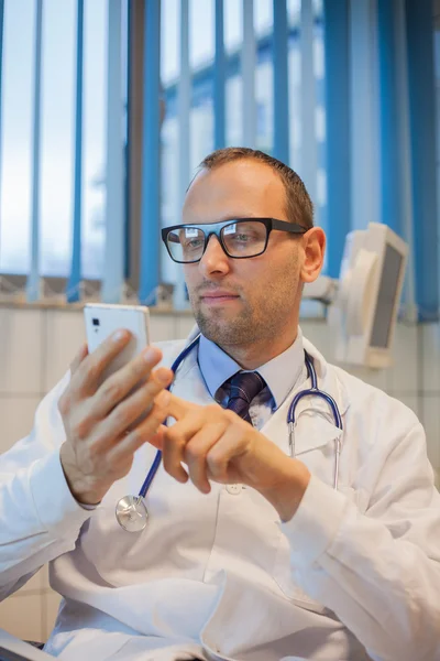 Doktor ile hareket eden telefon — Stok fotoğraf