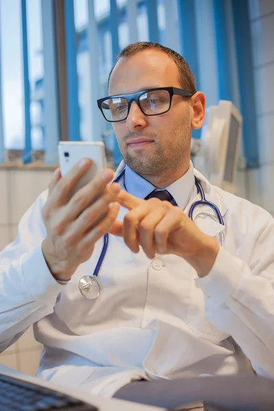 Médico com telefone móvel — Fotografia de Stock