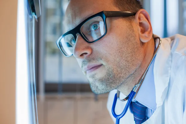 Arzt mit Brille — Stockfoto