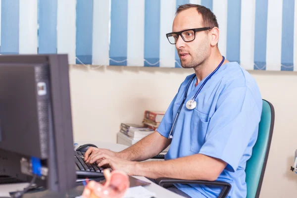 Doctor working on his computer — Stock Photo, Image