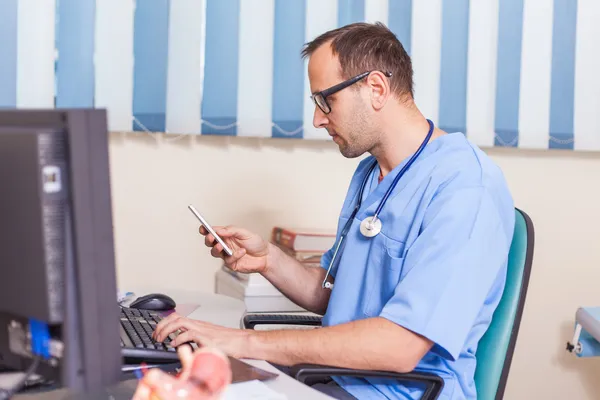 Doktor s mobilním telefonem — Stock fotografie