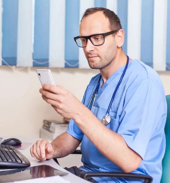 Doktor s mobilním telefonem — Stock fotografie