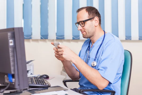 Doktor s mobilním telefonem — Stock fotografie