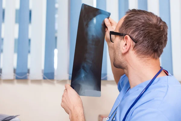 Arts kijken x-ray foto — Stockfoto
