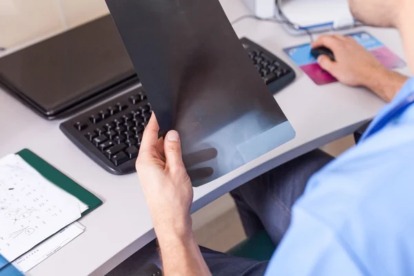 Arzt arbeitet — Stockfoto