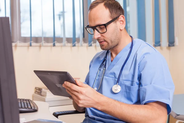 Dokter met tablet — Stockfoto