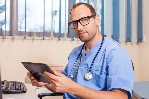 Médico com comprimido — Fotografia de Stock