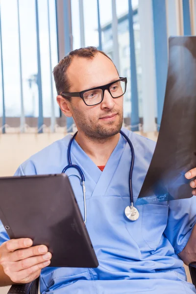 Doktor s tabletu a rentgenový obraz — Stock fotografie