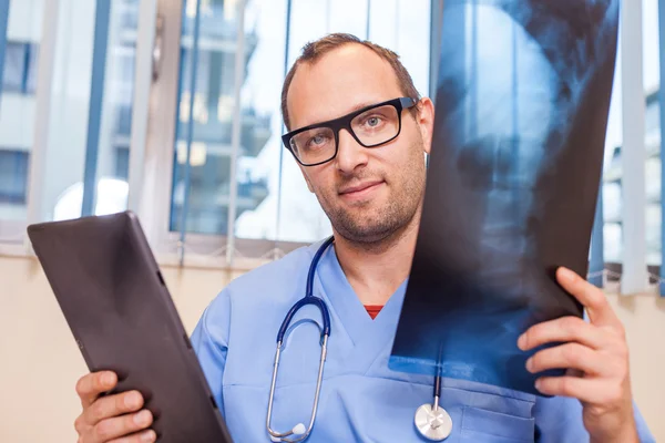 Médico com tablet e imagem de raios-x — Fotografia de Stock