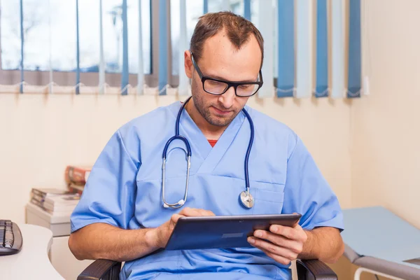 Doctor with tablet — Stock Photo, Image