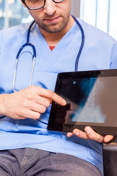 Arzt zeigt auf Tablet — Stockfoto