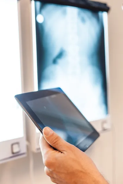 Hand with tablet — Stock Photo, Image