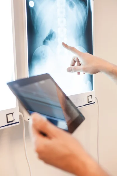 Hand with tablet — Stock Photo, Image