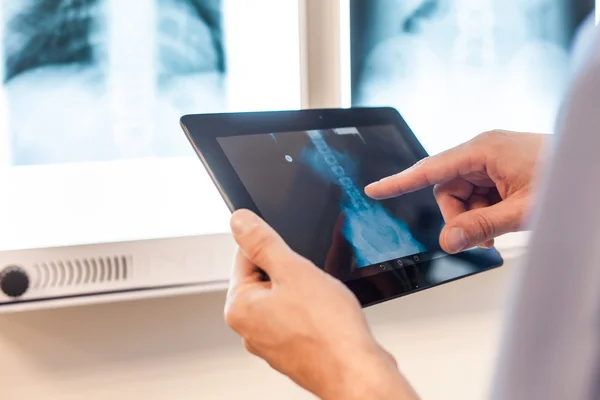 Hand with tablet — Stock Photo, Image