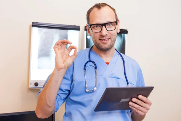 Médecin avec tablette montrant ok signe — Photo