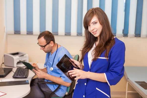 Verpleegkundige in het ziekenhuis met behulp van Tablet PC — Stockfoto