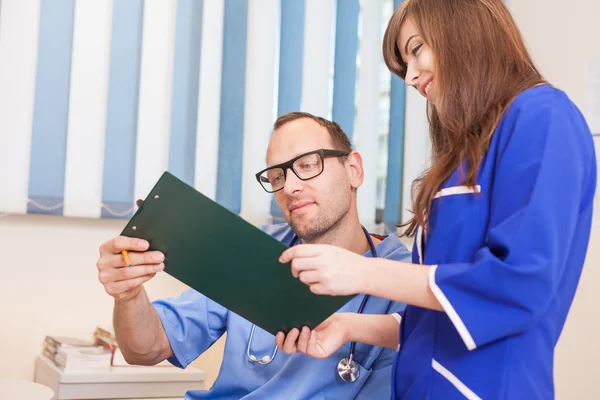 Médico y enfermero —  Fotos de Stock