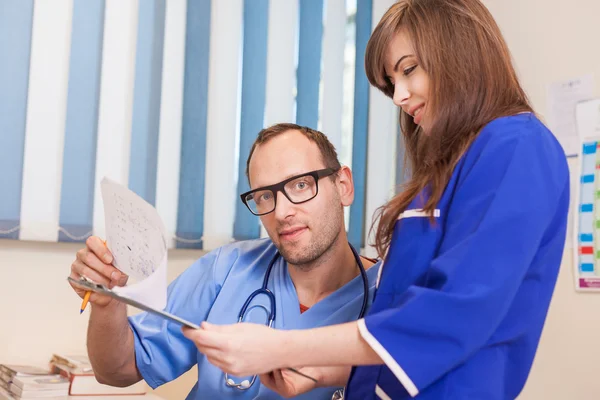 Médico e enfermeiro — Fotografia de Stock