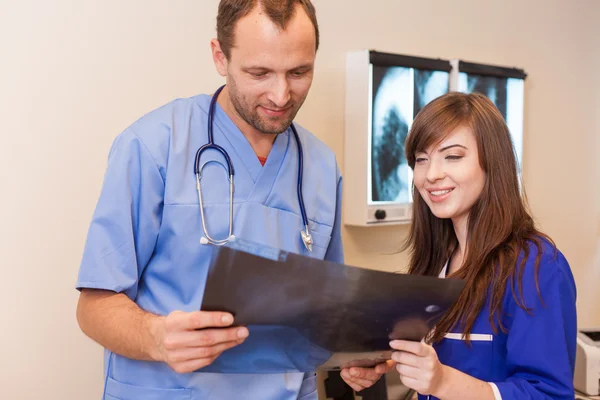 Médecins examinant des images radiographiques — Photo