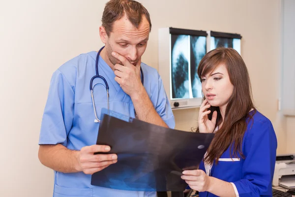 Médicos examinando imagem de raio-x — Fotografia de Stock