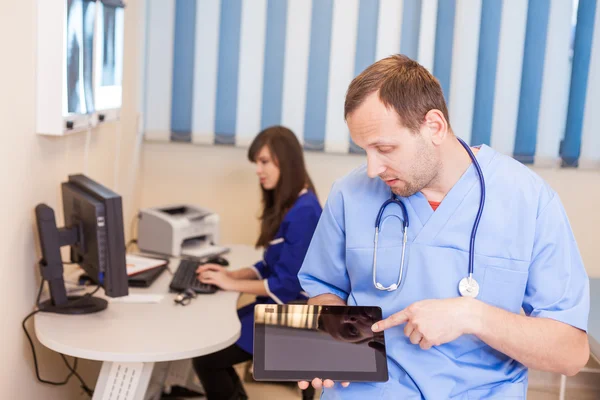 Arzt mit Tablette — Stockfoto